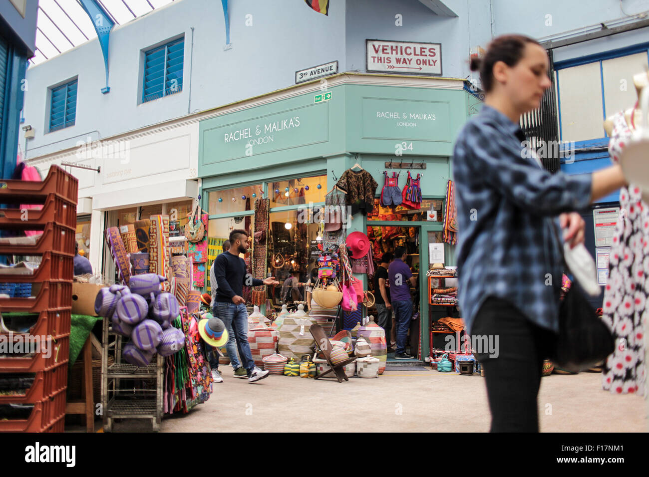 Marché de Village de Brixton, Londres, Royaume-Uni. Les gens profiter de la nourriture et boissons à Brixton Village, Brixton's célèbre marché couvert. Banque D'Images