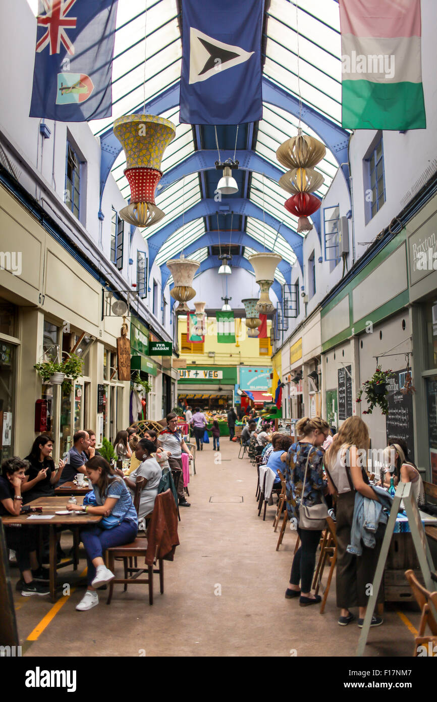 Marché de Village de Brixton, Londres, Royaume-Uni. Les gens profiter de la nourriture et boissons à Brixton Village, Brixton's célèbre marché couvert. Banque D'Images