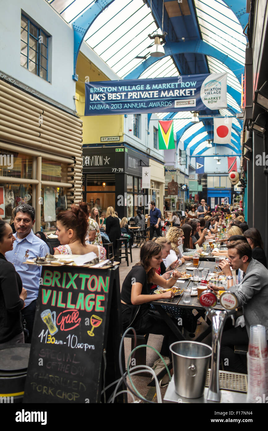 Marché de Village de Brixton, Londres, Royaume-Uni. Les gens profiter de la nourriture et boissons à Brixton Village, Brixton's célèbre marché couvert. Banque D'Images