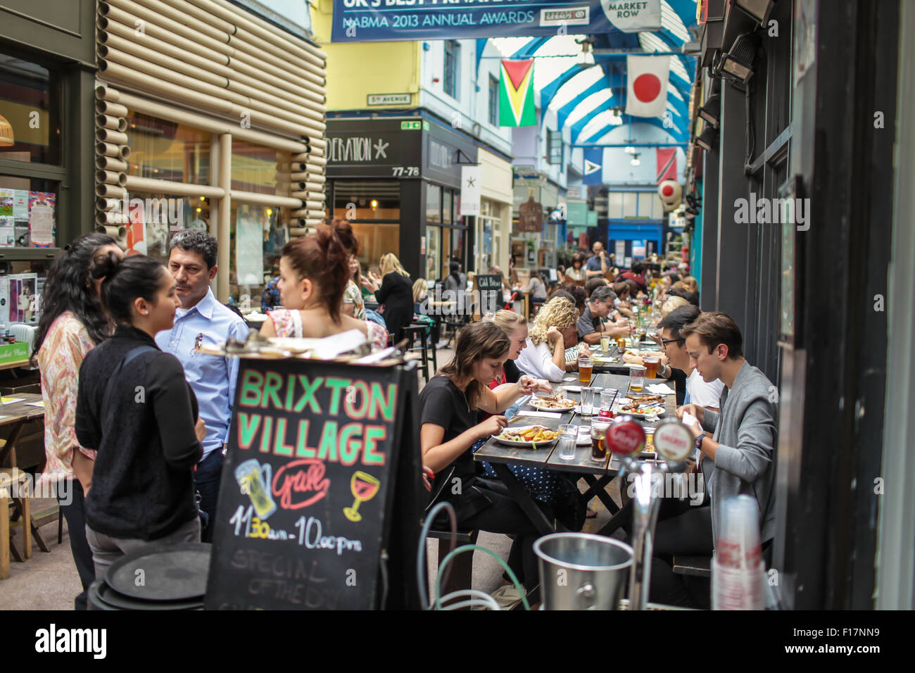 Marché de Village de Brixton, Londres, Royaume-Uni. Les gens profiter de la nourriture et boissons à Brixton Village, Brixton's célèbre marché couvert. Banque D'Images