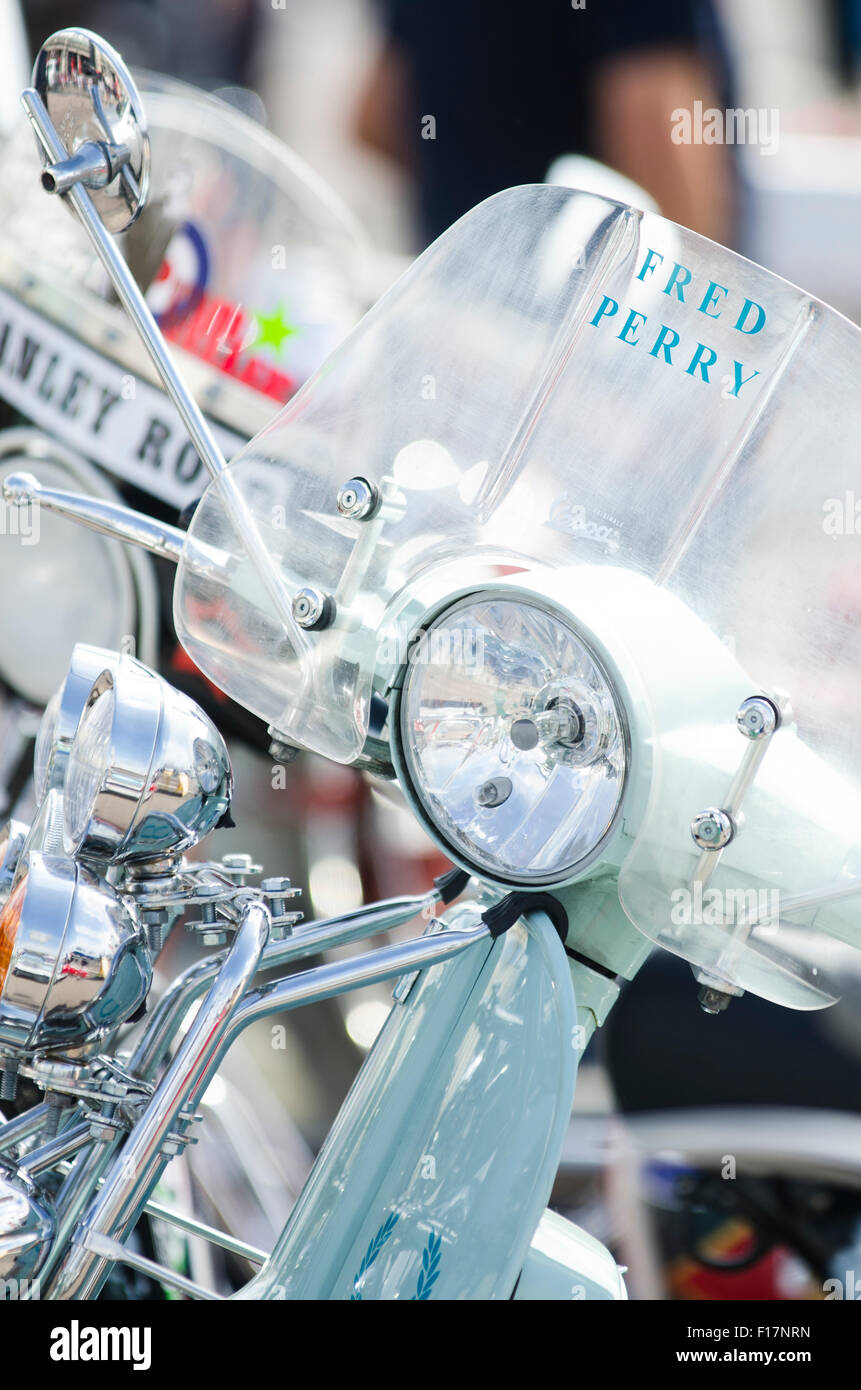 Brighton, Angleterre, Royaume-Uni. 29 août 2015. Jour 2 de la Brighton et moderniste 60s Weekender. Des hordes de cavaliers sont arrivés sur le front de mer de Brighton pour montrer leurs scooters personnalisés au cours de la Banque week-end de vacances. L'événement a lieu de 28 - 30 août 2015. © Francesca Moore/Alamy Live News Crédit : Francesca Moore/Alamy Live News Banque D'Images
