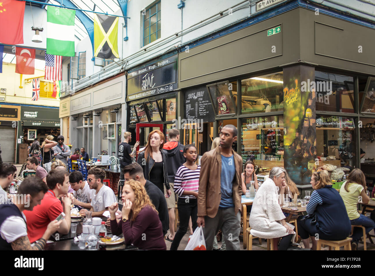 Marché de Village de Brixton, Londres, Royaume-Uni. Les gens profiter de la nourriture et boissons à Brixton Village, Brixton's célèbre marché couvert. Banque D'Images
