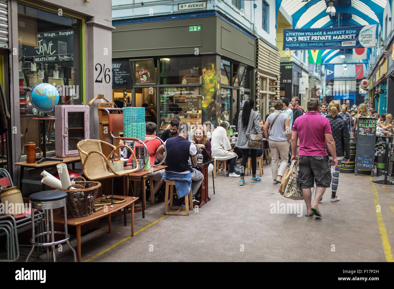 Marché de Village de Brixton, Londres, Royaume-Uni. Les gens profiter de la nourriture et boissons à Brixton Village, Brixton's célèbre marché couvert. Banque D'Images