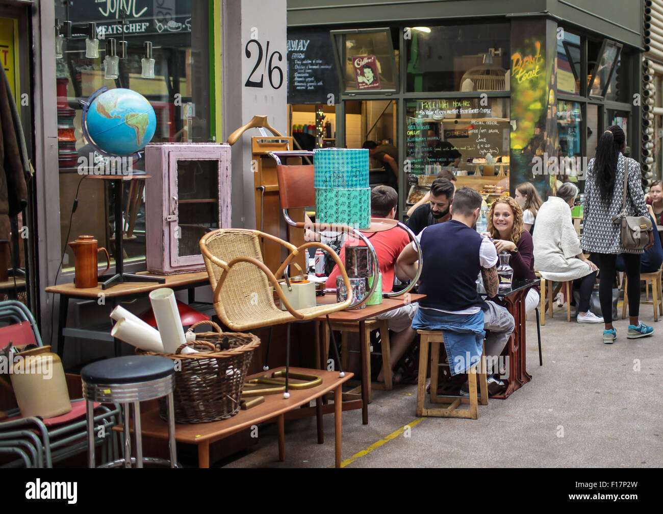 Marché de Village de Brixton, Londres, Royaume-Uni. Les gens profiter de la nourriture et boissons à Brixton Village, Brixton's célèbre marché couvert. Banque D'Images