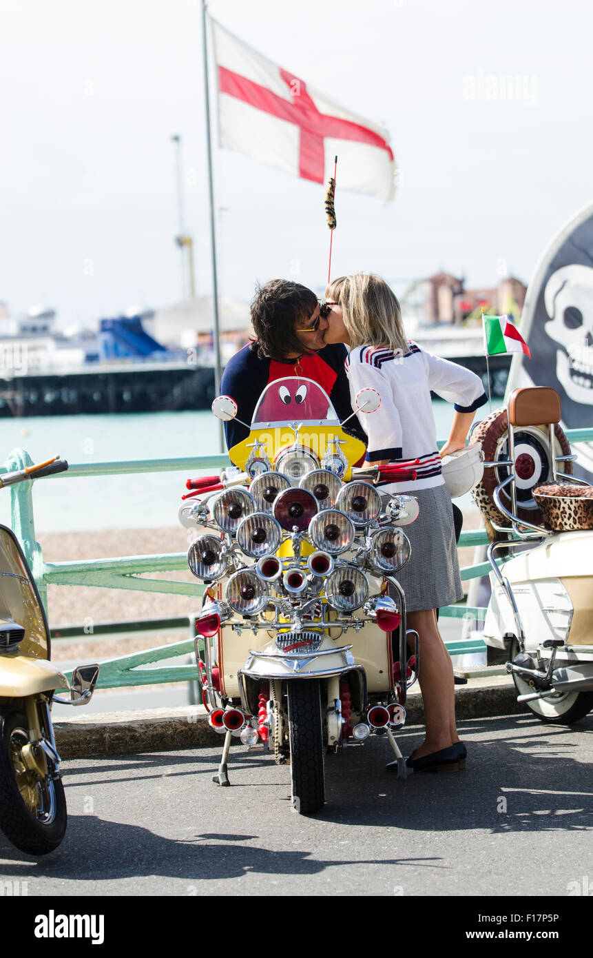 Brighton, Angleterre, Royaume-Uni. 29 août 2015. Jour 2 de la Brighton et moderniste 60s Weekender. Des hordes de cavaliers sont arrivés sur le front de mer de Brighton pour montrer leurs scooters personnalisés au cours de la Banque week-end de vacances. L'événement a lieu de 28 - 30 août 2015. © Francesca Moore/Alamy Live News Crédit : Francesca Moore/Alamy Live News Banque D'Images