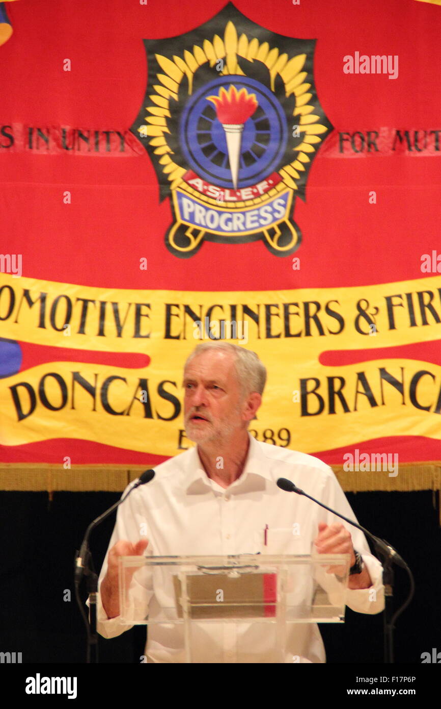 Sheffield, Royaume-Uni. 29 août 2015. Candidat à la direction du Parti du travail, Jeremy Corbyn (centre) répond à un rassemblement de supporters à l'intérieur du théâtre Crucible, Sheffield, Yorkshire du Sud. Corbyn est le favori dans la course à la direction du parti travailliste qui ferme le 10 septembre avec l'annonce des résultats le 12 septembre 2015. Credit : Deborah Vernon/Alamy Live News Banque D'Images