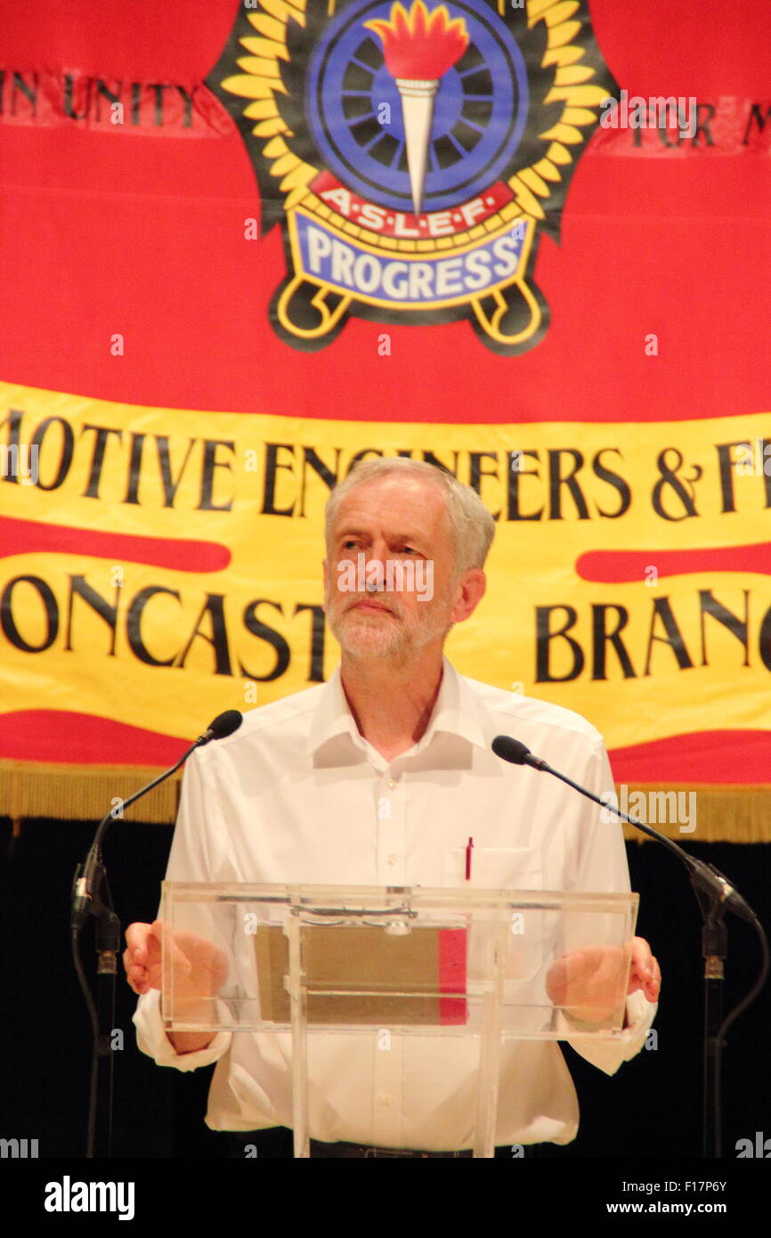 Sheffield, Royaume-Uni. 29 août 2015. Candidat à la direction du Parti du travail, Jeremy Corbyn (centre) répond à un rassemblement de supporters à l'intérieur du théâtre Crucible, Sheffield, Yorkshire du Sud. Corbyn est le favori dans la course à la direction du parti travailliste qui ferme le 10 septembre avec l'annonce des résultats le 12 septembre 2015. Credit : Deborah Vernon/Alamy Live News Banque D'Images
