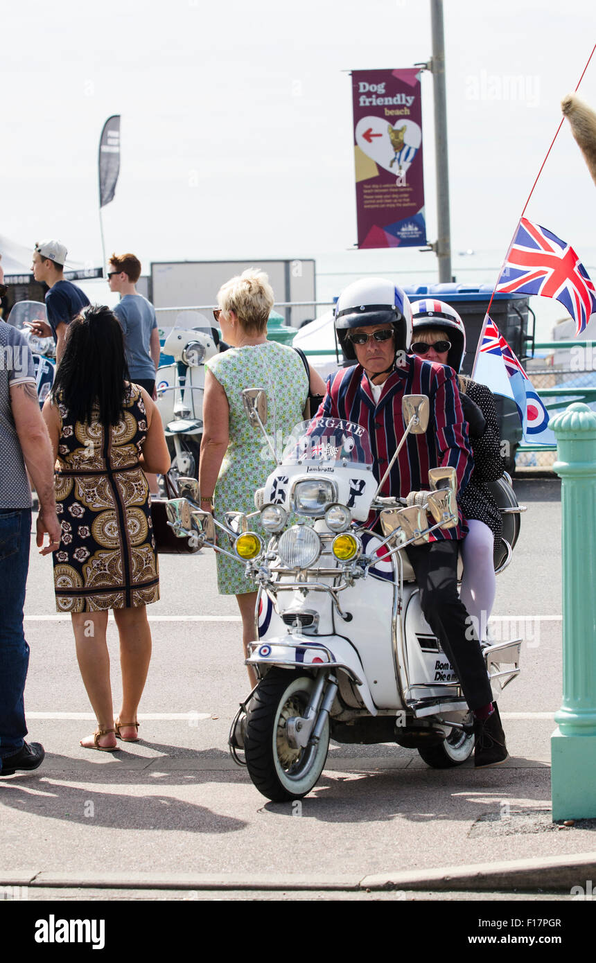 Brighton, Angleterre, Royaume-Uni. 29 août 2015. Jour 2 de la Brighton et moderniste 60s Weekender. Des hordes de cavaliers sont arrivés sur le front de mer de Brighton pour montrer leurs scooters personnalisés au cours de la Banque week-end de vacances. L'événement a lieu de 28 - 30 août 2015. © Francesca Moore/Alamy Live News Crédit : Francesca Moore/Alamy Live News Banque D'Images