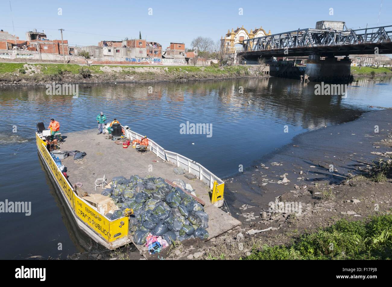 Buenos Aires, Argentine. Août 27, 2015. La Matanza est une rivière de 64km stream en Argentine qui vient de la province de Buenos Aires et définit la limite sud du district fédéral de Buenos Aires, où il s'appelle Riachuelo. C'est le plus contaminé river en Argentine, se classant parmi les 30 bassins les plus polluées au monde, et il détient également la plus forte densité de population dans le pays. Credit : ZUMA Press, Inc./Alamy Live News Banque D'Images