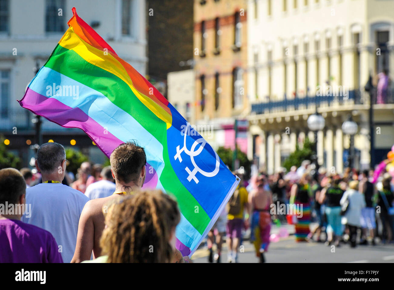 Margate, Kent, UK. Le 29 août, 2015. Un grand drapeau + LGBTQ est fièrement tenue en altitude comme des milliers de personnes se réunissent pour apporter leur soutien aux célébrations de la fierté de Kent dans la ville balnéaire de Margate. Alamy Live News/Photographe : Credit : Gordon 1928 Banque D'Images