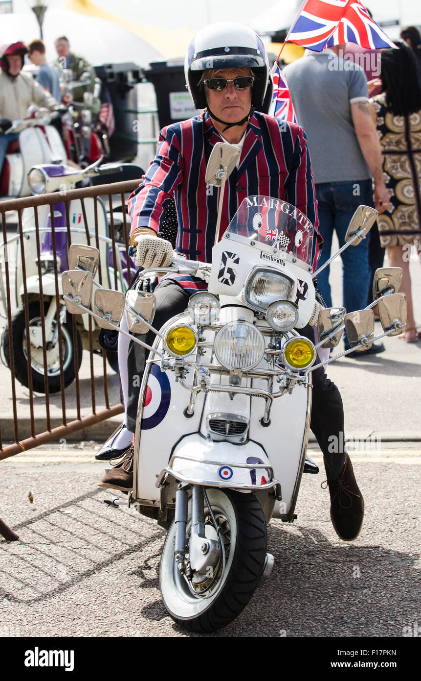 Brighton, Angleterre, Royaume-Uni. 29 août 2015. Jour 2 de la Brighton et moderniste 60s Weekender. Des hordes de cavaliers sont arrivés sur le front de mer de Brighton pour montrer leurs scooters personnalisés au cours de la Banque week-end de vacances. L'événement a lieu de 28 - 30 août 2015. © Francesca Moore/Alamy Live News Crédit : Francesca Moore/Alamy Live News Banque D'Images