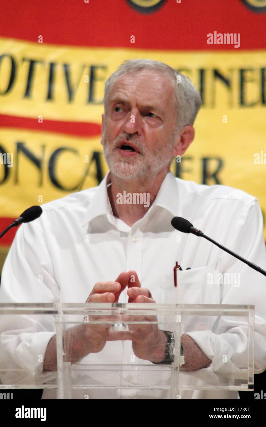 Sheffield, Royaume-Uni. 29 août 2015. Candidat à la direction du Parti du travail, Jeremy Corbyn traite d'un rassemblement de supporters à l'intérieur du théâtre Crucible, Sheffield, Yorkshire du Sud. Corbyn reste la favorite des bookmakers dans la course à la direction du travail qui se termine le 10 septembre avec l'annonce des résultats le 12 septembre 2015. Credit : Matthew Taylor/Alamy Live News Banque D'Images