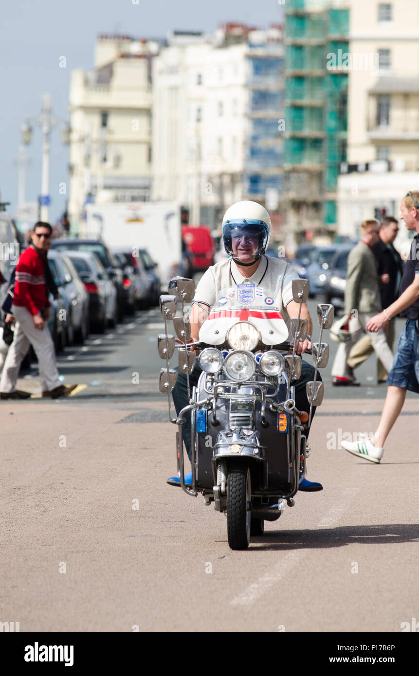 Brighton, Angleterre, Royaume-Uni. 29 août 2015. Jour 2 de la Brighton et moderniste 60s Weekender. Des hordes de cavaliers sont arrivés sur le front de mer de Brighton pour montrer leurs scooters personnalisés au cours de la Banque week-end de vacances. L'événement a lieu de 28 - 30 août 2015. Credit : Francesca Moore/Alamy Live News Banque D'Images
