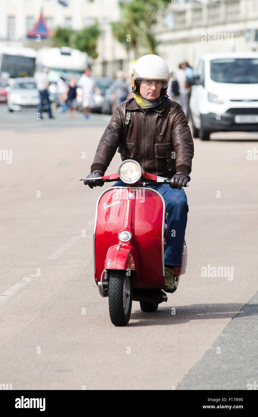 Brighton, Angleterre, Royaume-Uni. 29 août 2015. Jour 2 de la Brighton et moderniste 60s Weekender. Des hordes de cavaliers sont arrivés sur le front de mer de Brighton pour montrer leurs scooters personnalisés au cours de la Banque week-end de vacances. L'événement a lieu de 28 - 30 août 2015. Credit : Francesca Moore/Alamy Live News Banque D'Images