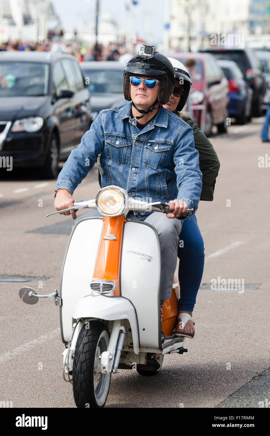 Brighton, Angleterre, Royaume-Uni. 29 août 2015. Jour 2 de la Brighton et moderniste 60s Weekender. Des hordes de cavaliers sont arrivés sur le front de mer de Brighton pour montrer leurs scooters personnalisés au cours de la Banque week-end de vacances. L'événement a lieu de 28 - 30 août 2015. Credit : Francesca Moore/Alamy Live News Banque D'Images