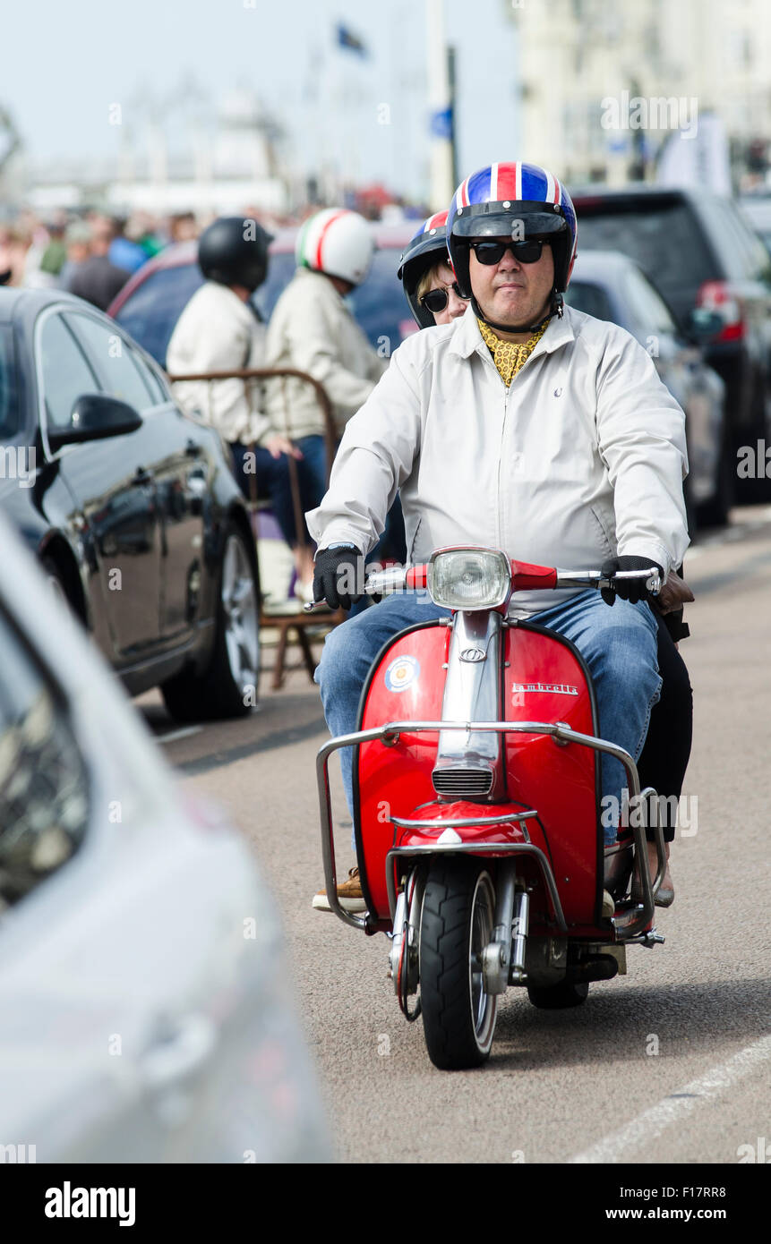 Brighton, Angleterre, Royaume-Uni. 29 août 2015. Jour 2 de la Brighton et moderniste 60s Weekender. Des hordes de cavaliers sont arrivés sur le front de mer de Brighton pour montrer leurs scooters personnalisés au cours de la Banque week-end de vacances. L'événement a lieu de 28 - 30 août 2015. Credit : Francesca Moore/Alamy Live News Banque D'Images