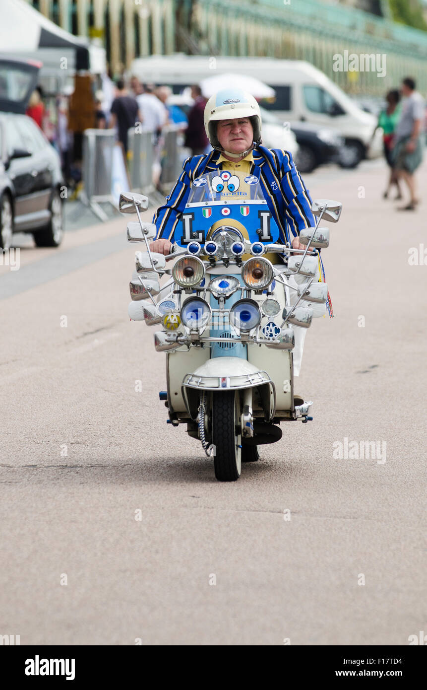 Brighton, Angleterre, Royaume-Uni. 29 août 2015. Jour 2 de la Brighton et moderniste 60s Weekender. Des hordes de cavaliers sont arrivés sur le front de mer de Brighton pour montrer leurs scooters personnalisés au cours de la Banque week-end de vacances. L'événement a lieu de 28 - 30 août 2015. Credit : Francesca Moore/Alamy Live News Banque D'Images