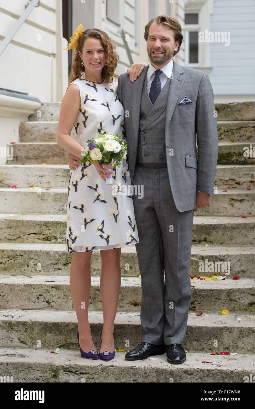 Weimar, Allemagne. Août 29, 2015. Georg-Constantin Saxony-Weimar-prince d'Eisenach et les britanniques Olivia Rachelle Page tenez-vous devant la mairie de Weimar après son mariage au cours d'une cérémonie civile, à Weimar, Allemagne, 29 août 2015. Le mariage à l'église sera célébré l'année prochaine en Angleterre. PHOTO : CANDY WELZ/dpa/Alamy Live News Banque D'Images