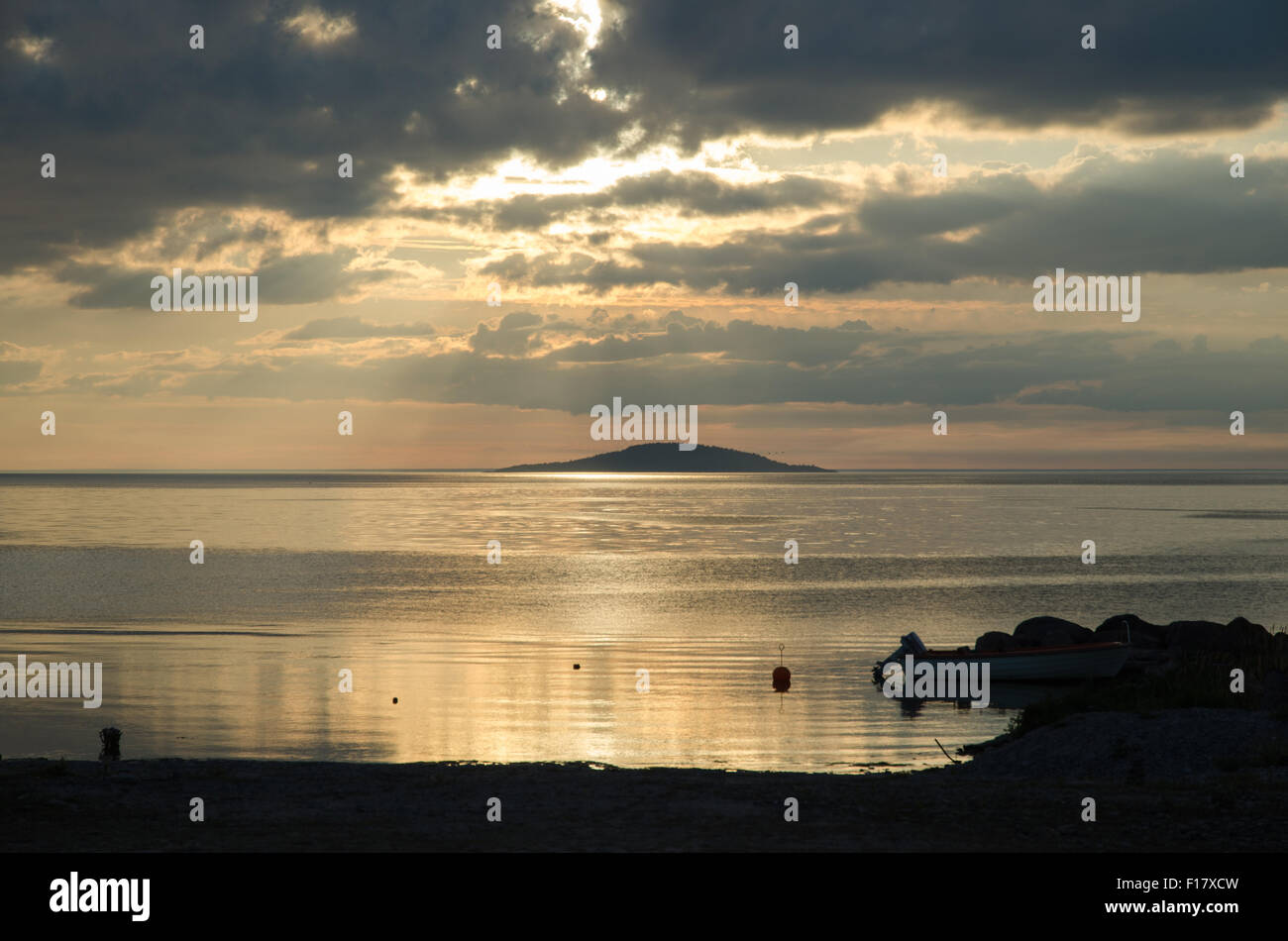Coucher du soleil sur un petit port avec une île isolée