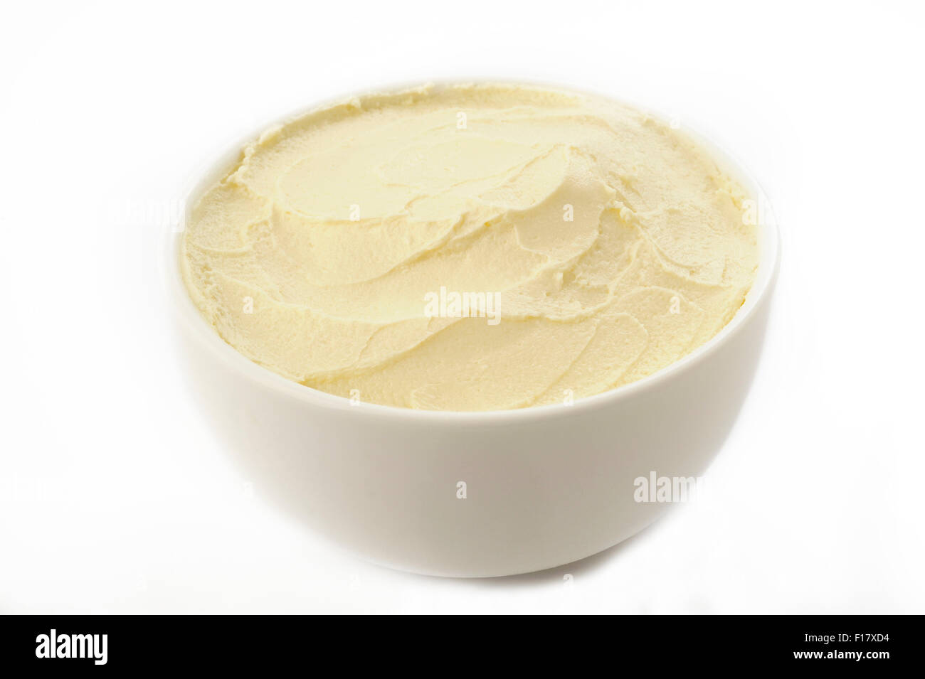 Le fromage à la crème dans un bol blanc Banque D'Images