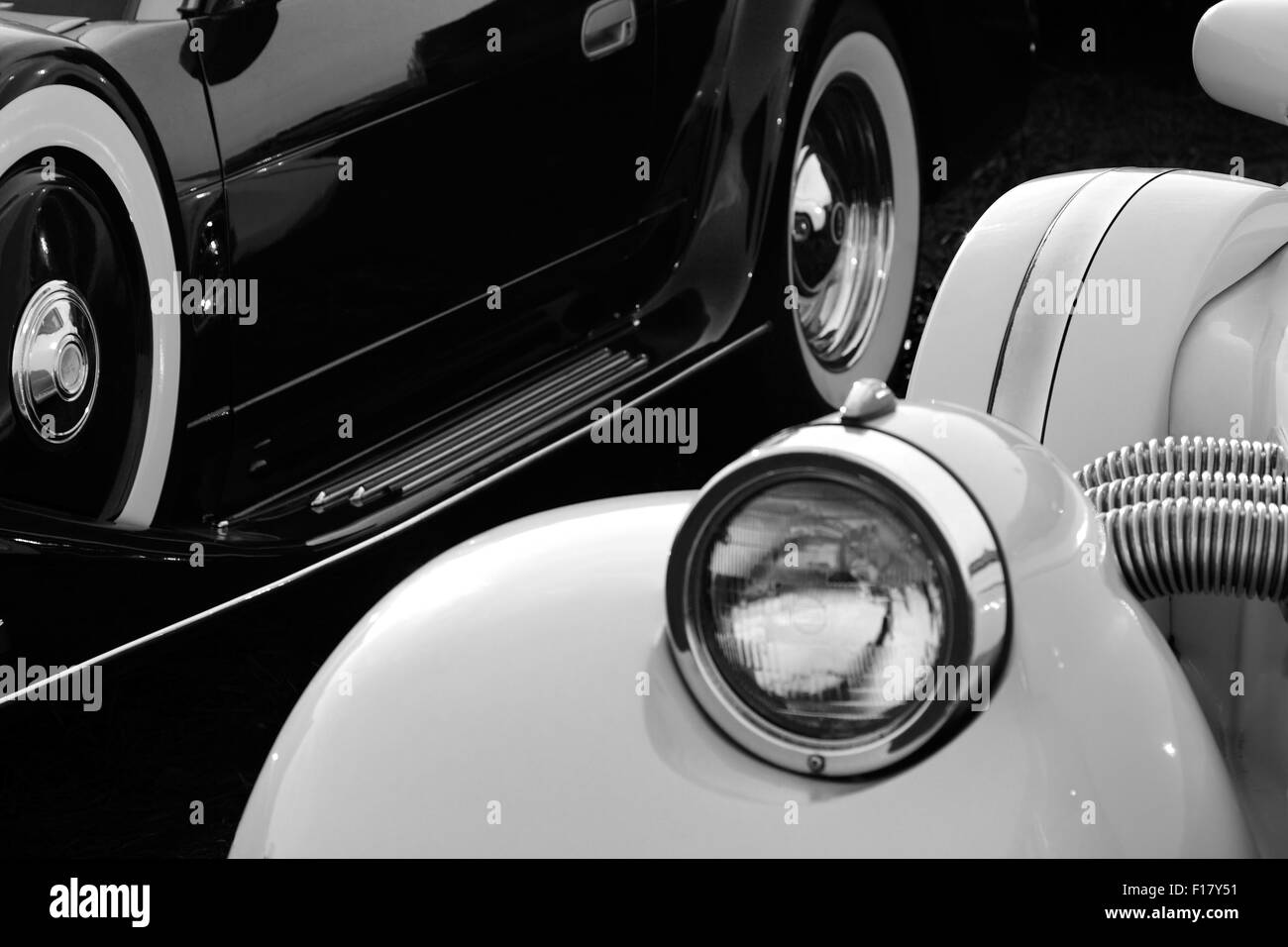 Close-up de voitures rétro en noir et blanc Banque D'Images