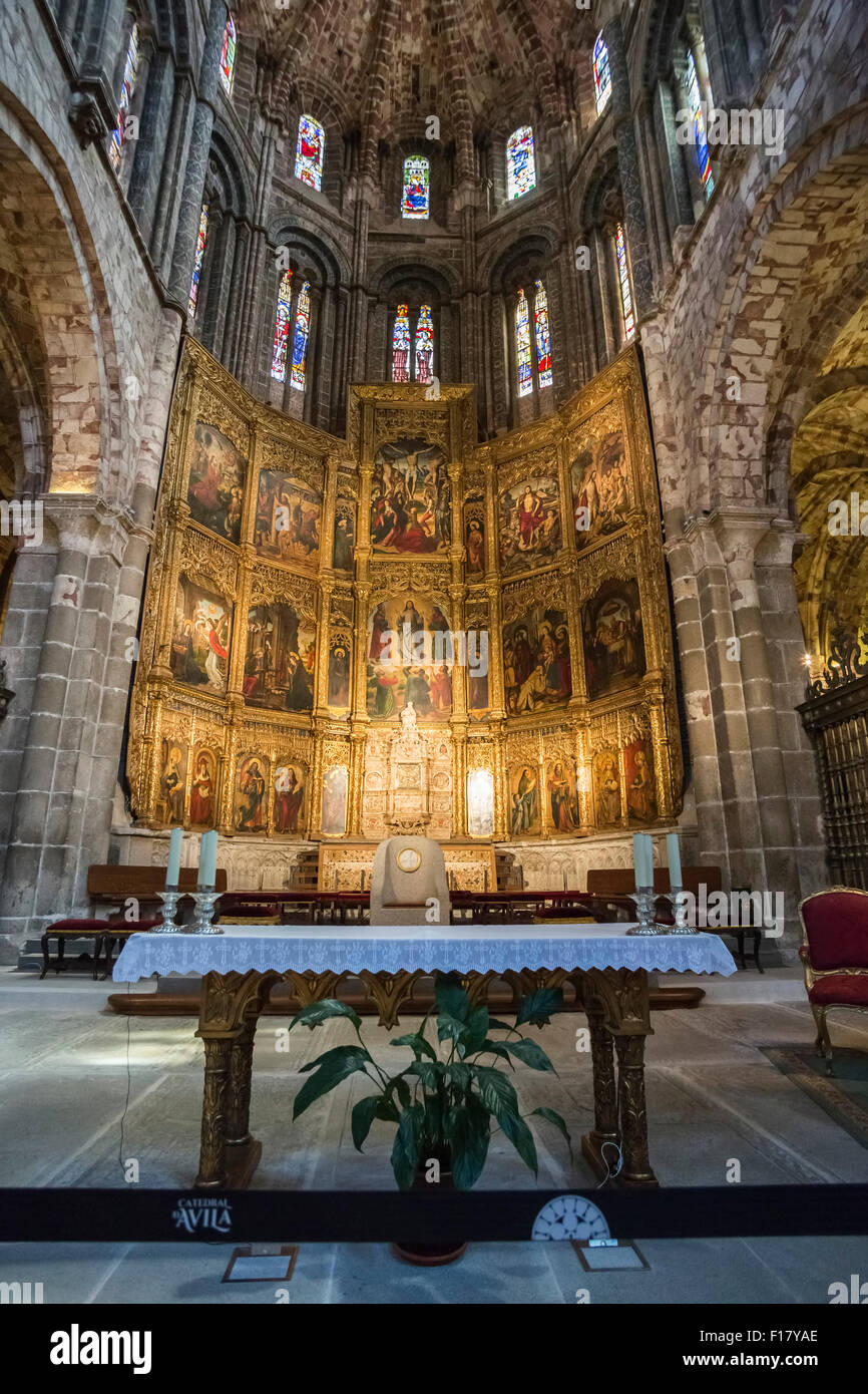 Avila, Espagne - 10 août 2015 : retable de Santa Catalina, vue intérieure de la cathédrale d'Avila, réalisé par les sculpteurs Juan R Banque D'Images