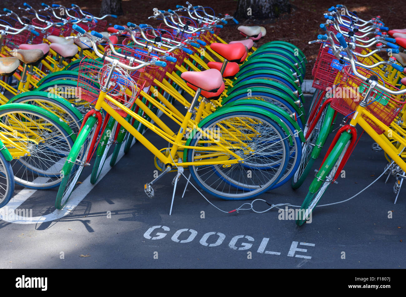 Vélos colorés au campus de Google (HQ), Mountain View CA Banque D'Images