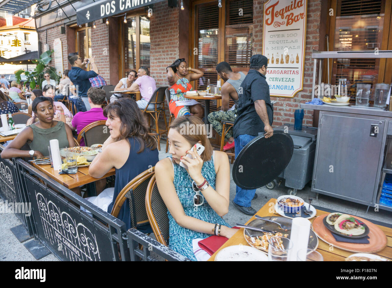 Foule multiraciale diversifié de jeunes appréciant le déjeuner dehors à dos Caminos restaurant dans le Meatpacking district Banque D'Images