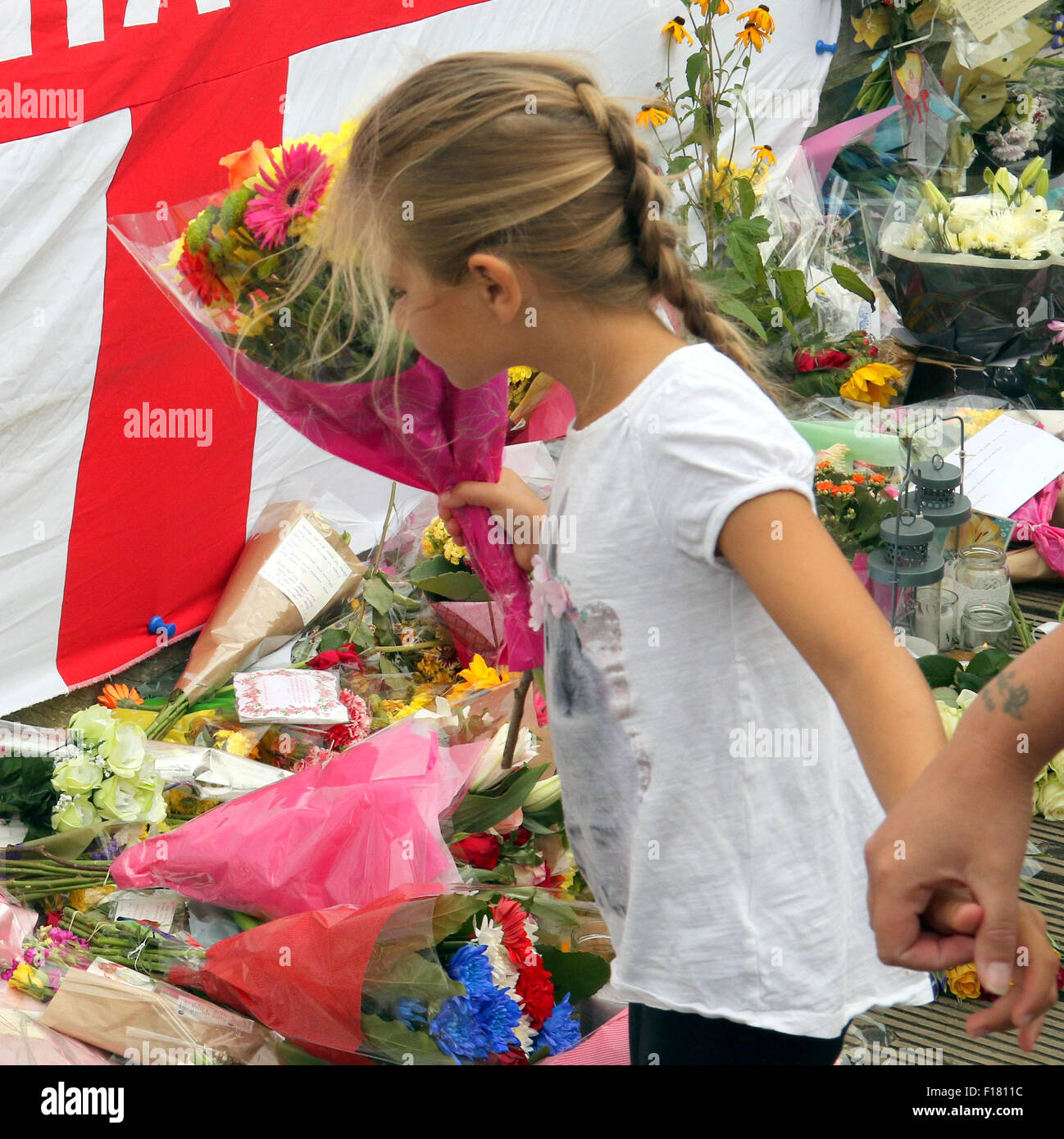 Shoreham, Sussex de l'Ouest Samedi 29 août 2015 GV montrant les membres du public de payer hommage à une minute de silence sur l'ancien pont à péage à Shoreham qui n'est pas de l'écrasement. L'ancien pont à péage a été renommé localement sous le pont des fleurs. La minute de silence est de se souvenir des victimes de Shoreham Airshow disaster après un Hawker Hunter s'est écrasé sur l'A27 @uknip/Alamy Live News Banque D'Images