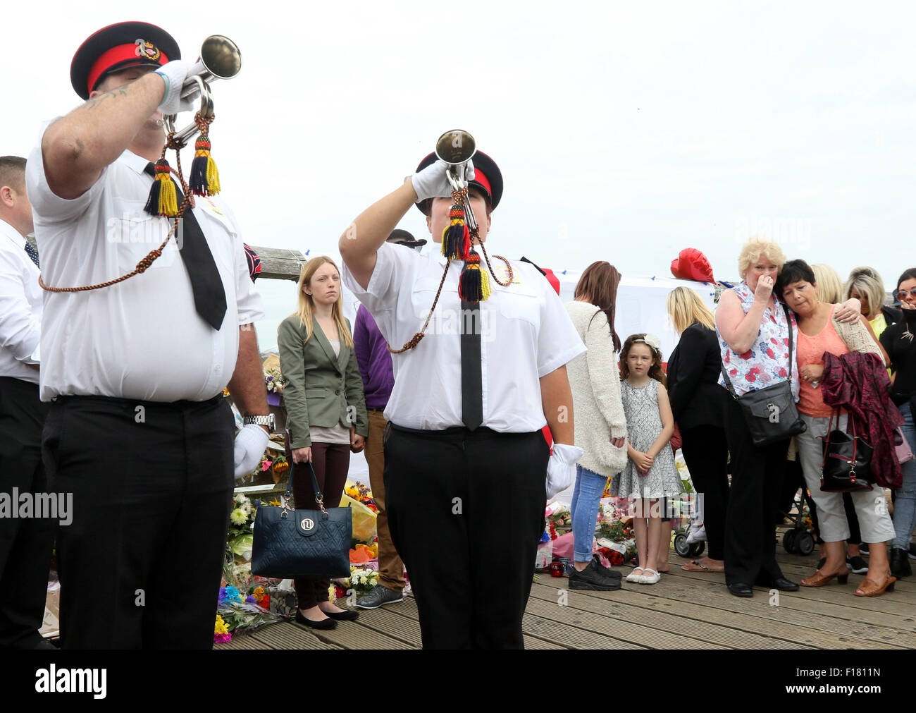 Shoreham, Sussex de l'Ouest Samedi 29 août 2015 GV montrant les membres du public de payer hommage à une minute de silence sur l'ancien pont à péage à Shoreham qui n'est pas de l'écrasement. L'ancien pont à péage a été renommé localement sous le pont des fleurs. La minute de silence est de se souvenir des victimes de Shoreham Airshow disaster après un Hawker Hunter s'est écrasé sur l'A27 @uknip/Alamy Live News Banque D'Images