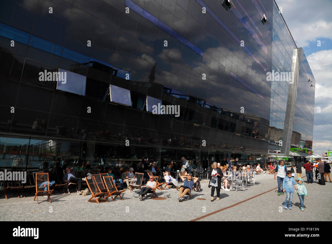 L'espace de loisirs avec chaises longues devant le café de la Bibliothèque royale, le Black Diamond, Den Sorte Diamant, dans le port intérieur de Copenhague Banque D'Images