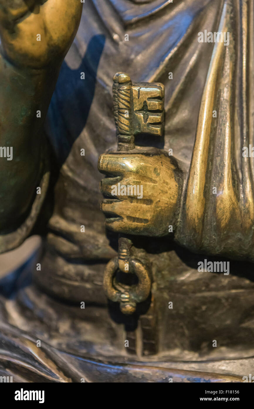 Avila, Espagne - 10 août 2015 : Détail de la sculpture en bronze de Saint Pierre, est intronisé différenciées par leur touche sur le bras gauche, Banque D'Images