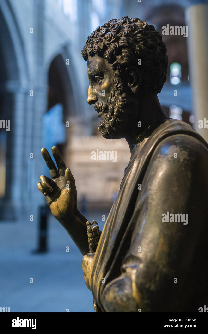 Avila, Espagne - 10 août 2015 : Sculpture en bronze de Saint Pierre, est intronisé différenciées par leur touche sur le bras gauche, un inconnu Banque D'Images