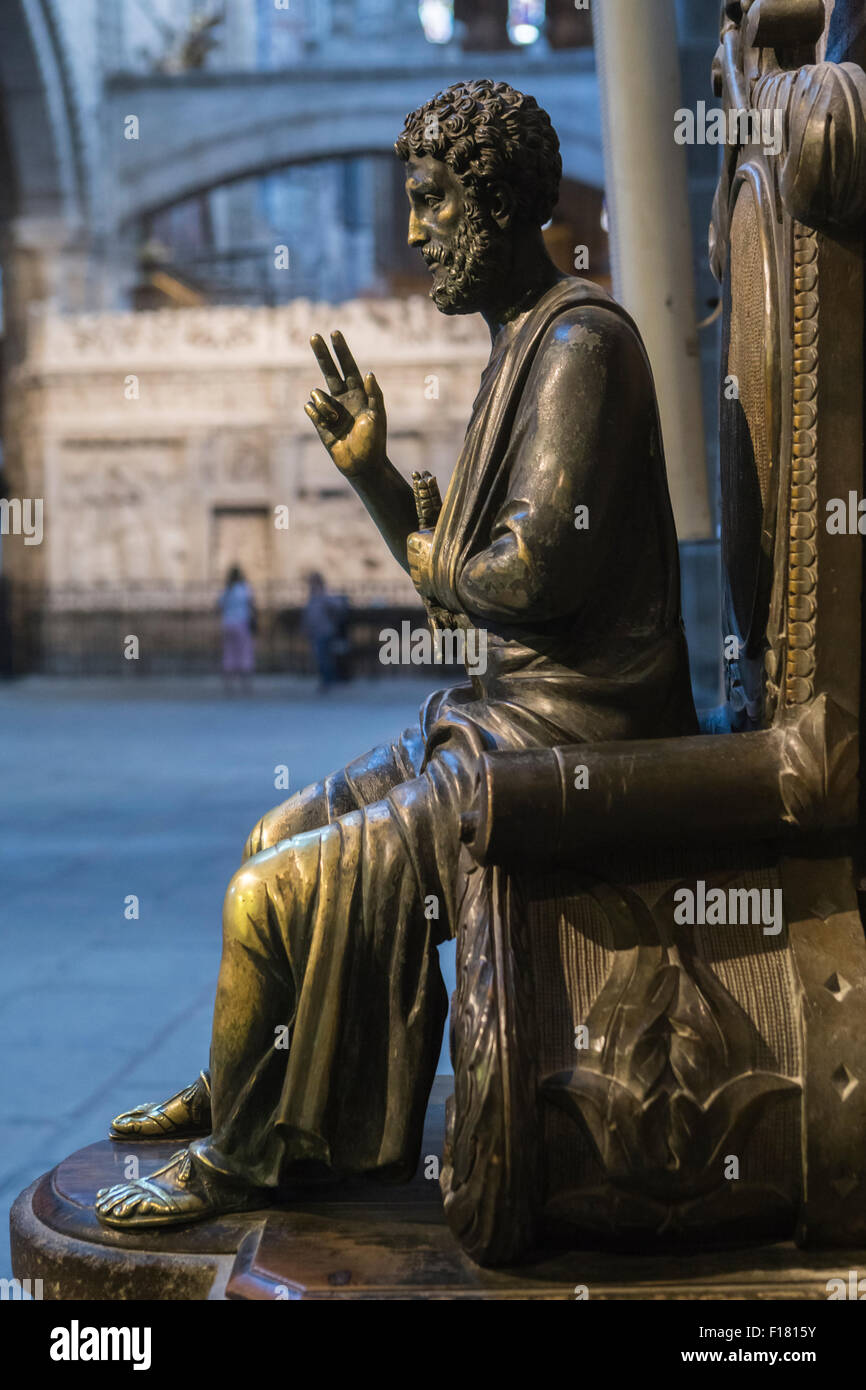 Avila, Espagne - 10 août 2015 : Sculpture en bronze de Saint Pierre, est intronisé différenciées par leur touche sur le bras gauche, un inconnu Banque D'Images