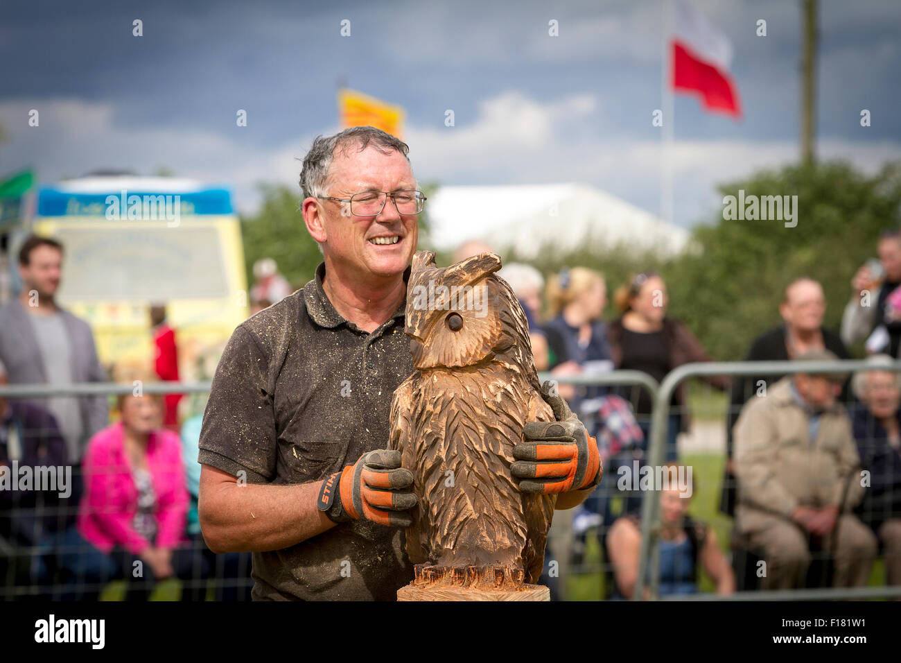 Knutsford, Cheshire, Royaume-Uni. Août 29, 2015. Tim Burgess porte son hibou faites au cours de la compétition de vitesse au 11e Concours de sculpture à la tronçonneuse English Open Crédit : John Hopkins/Alamy Live News Banque D'Images