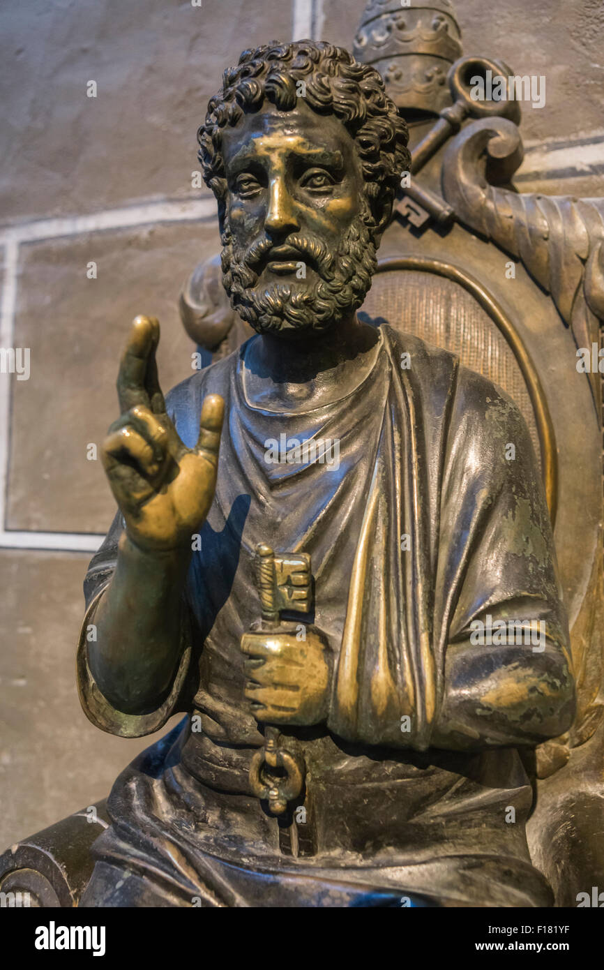 Avila, Espagne - 10 août 2015 : Sculpture en bronze de Saint Pierre, est intronisé différenciées par leur touche sur le bras gauche, un inconnu Banque D'Images