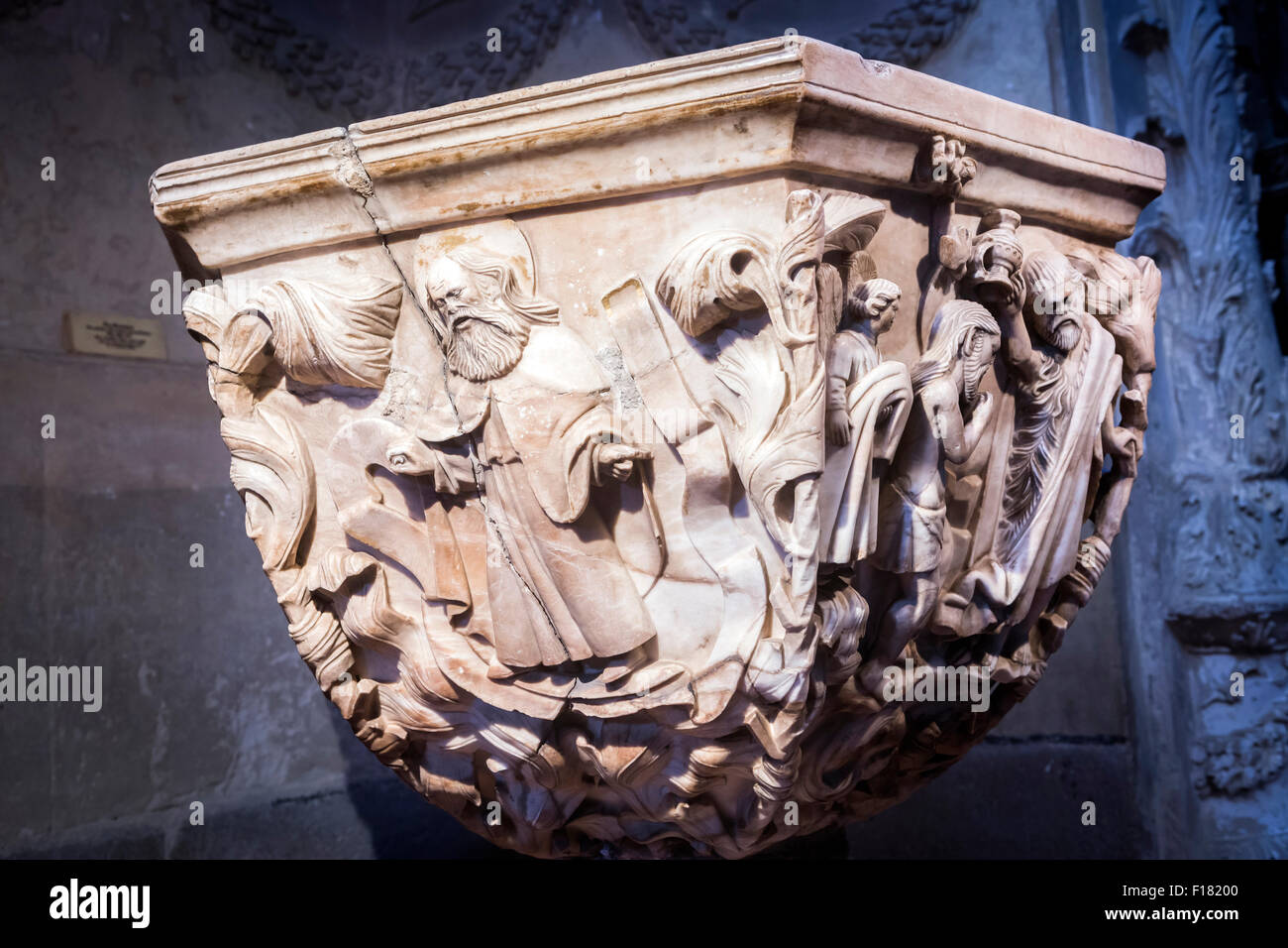 Avila, Espagne - 10 août 2015 : Chapelle baptismale de la cathédrale d'Avila, à l'intérieur d'un espace fermé par une grille plateresque attribut Banque D'Images