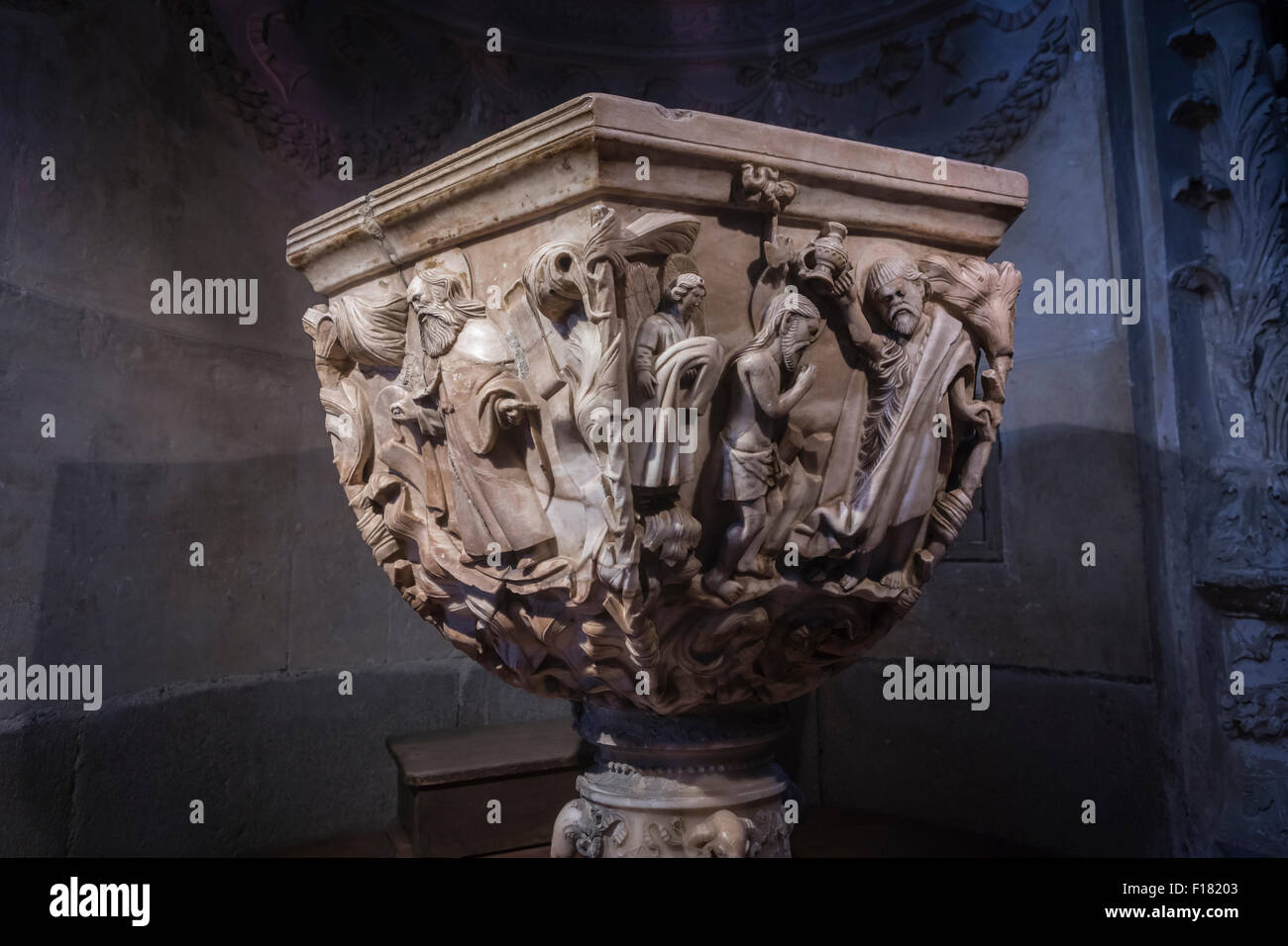 Avila, Espagne - 10 août 2015 : Chapelle baptismale de la cathédrale d'Avila, à l'intérieur d'un espace fermé par une grille plateresque attribut Banque D'Images