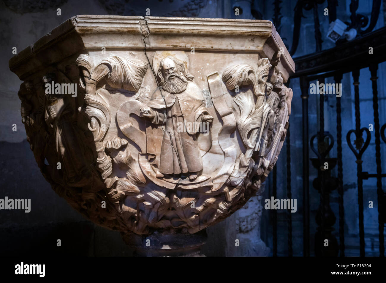 Avila, Espagne - 10 août 2015 : Chapelle baptismale Détail de la cathédrale d'Avila, à l'intérieur d'un espace fermé par une grille plateresque un Banque D'Images
