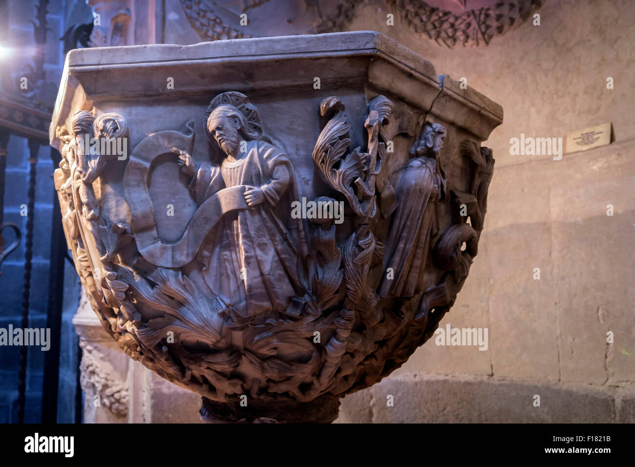 Avila, Espagne - 10 août 2015 : Chapelle baptismale de la cathédrale d'Avila, à l'intérieur d'un espace fermé par une grille plateresque attribut Banque D'Images