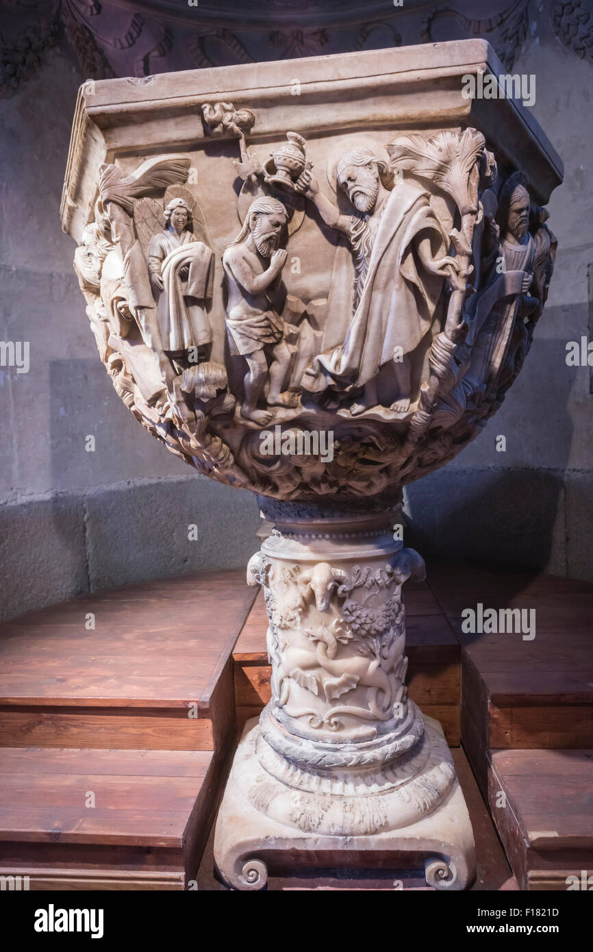 Avila, Espagne - 10 août 2015 : Chapelle baptismale de la cathédrale d'Avila, à l'intérieur d'un espace fermé par une grille plateresque attribut Banque D'Images