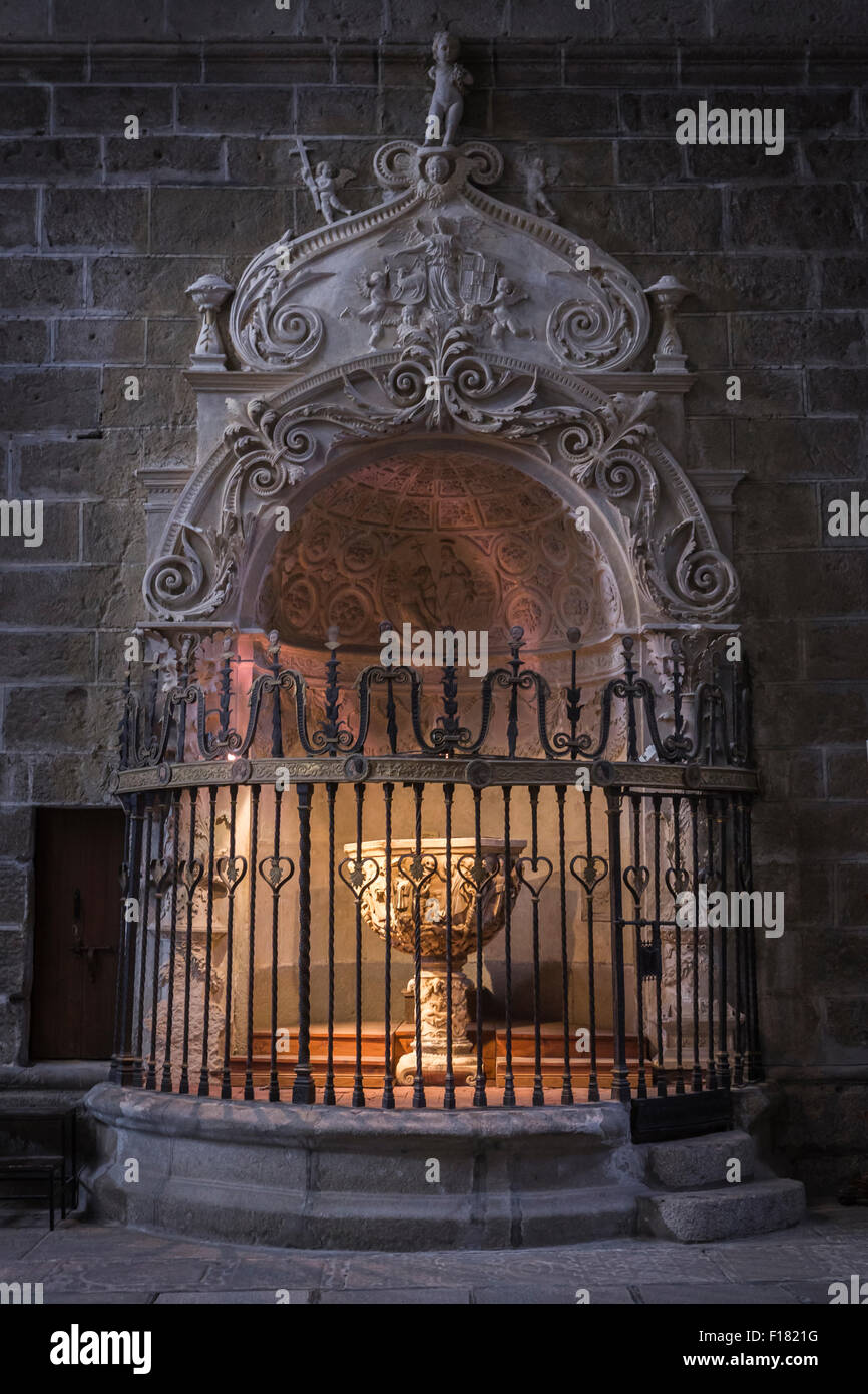 Avila, Espagne - 10 août 2015 : Chapelle baptismale de la cathédrale d'Avila, à l'intérieur d'un espace fermé par une grille plateresque attribut Banque D'Images