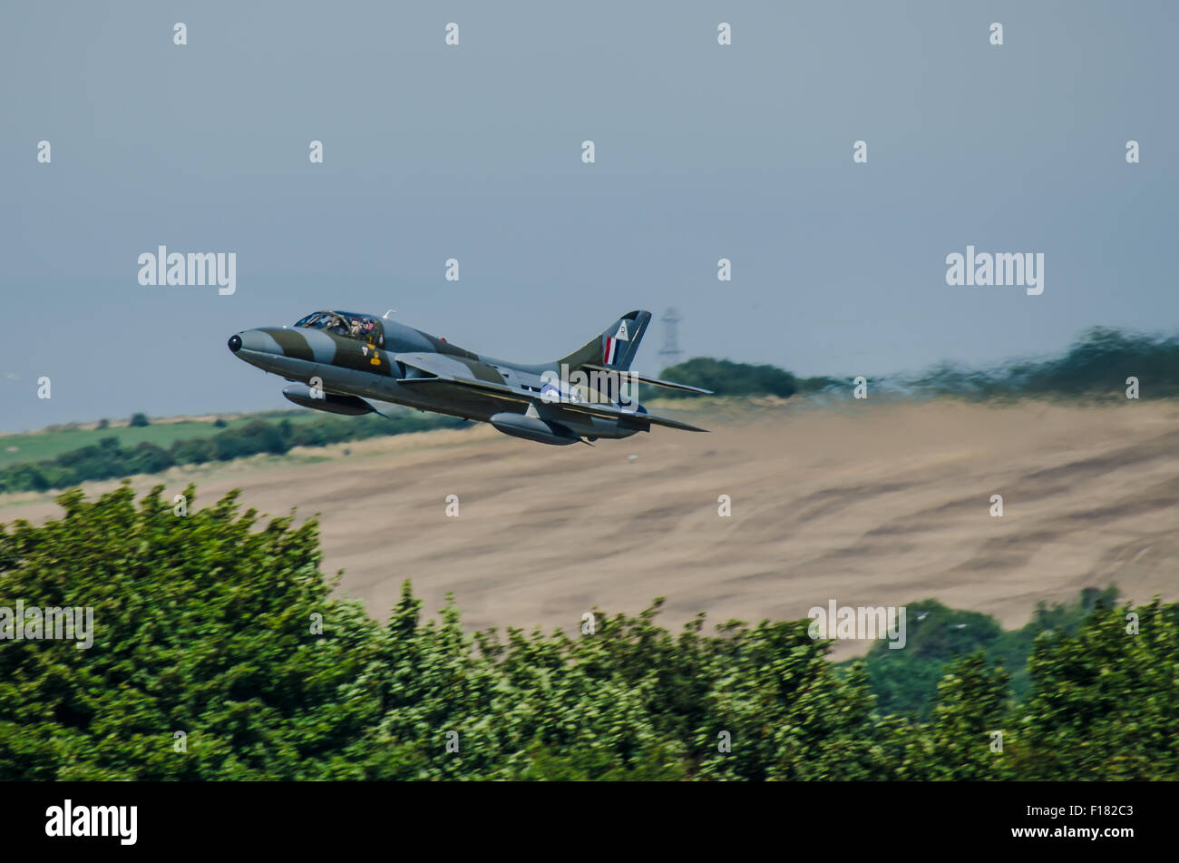 Pilote Andy Hill volant Hawker Hunter WV372 au Shoreham Airshow descendant de la boucle trop bas au sol avant de s'écraser sur la route A27 Banque D'Images