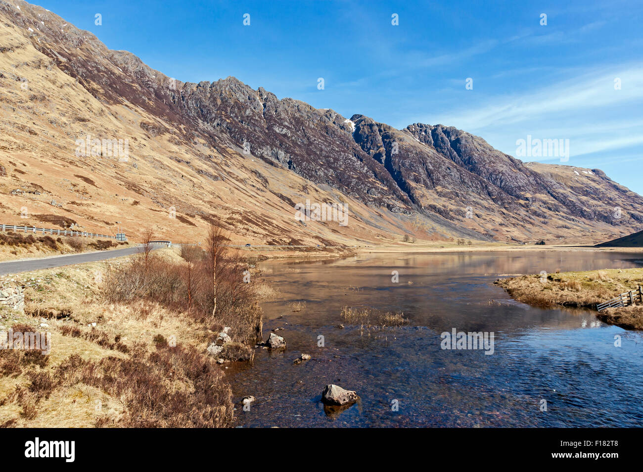 Aonach Eagach Ridge de Glen Coe West Highlands Ecosse Loch avec Achtriochtan et River Coe Banque D'Images