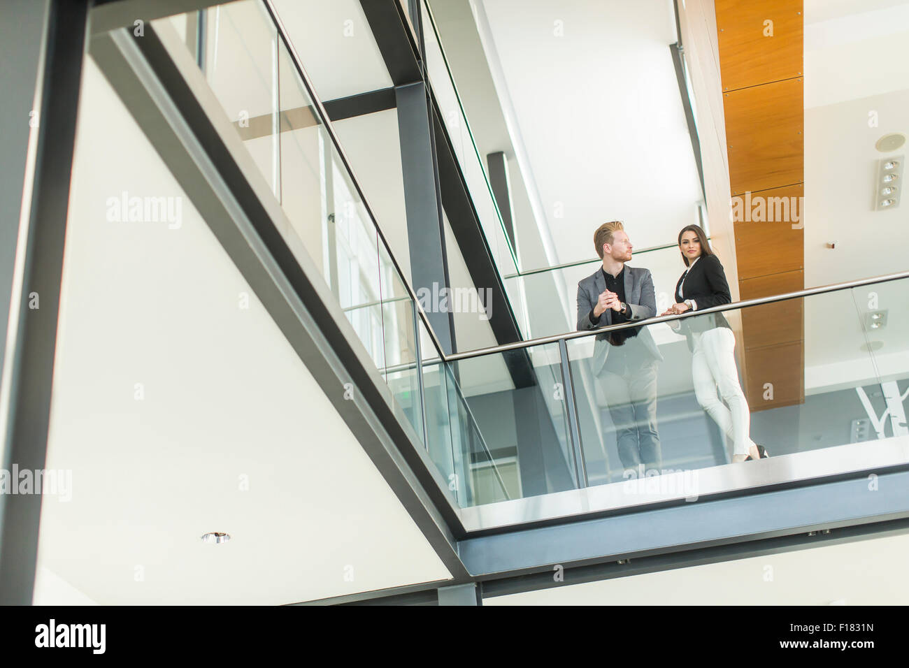 Jeune couple travaillant dans le bureau Banque D'Images