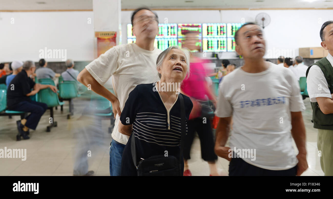 Un investisseur regarde le moniteur éclectique à une bourse à Wuhan, Hubei Province, China 2007 à 2015. Banque D'Images