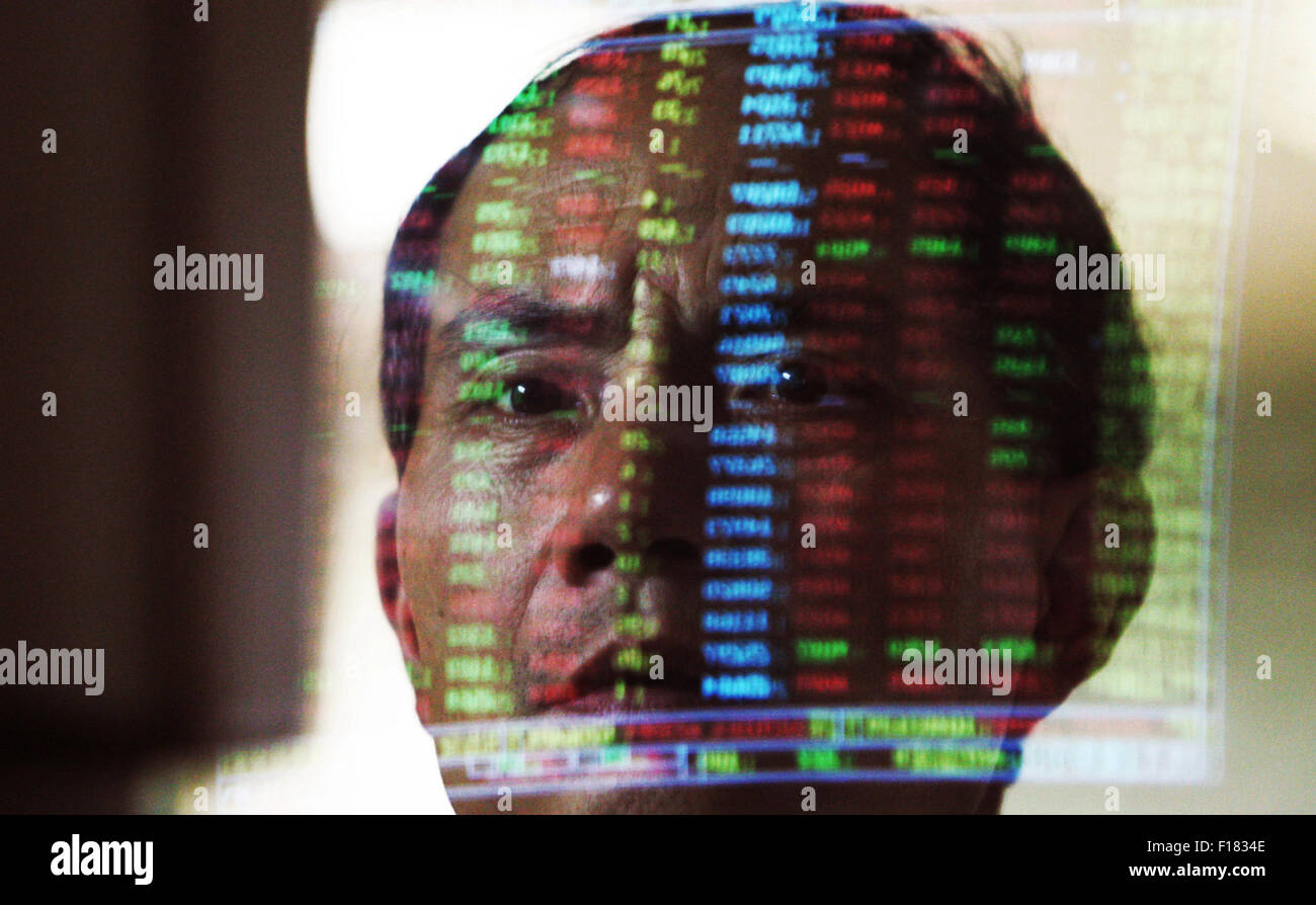 Un investisseur regarde le moniteur éclectique à une bourse à Wuhan, Hubei Province, China 2007 à 2015. Banque D'Images