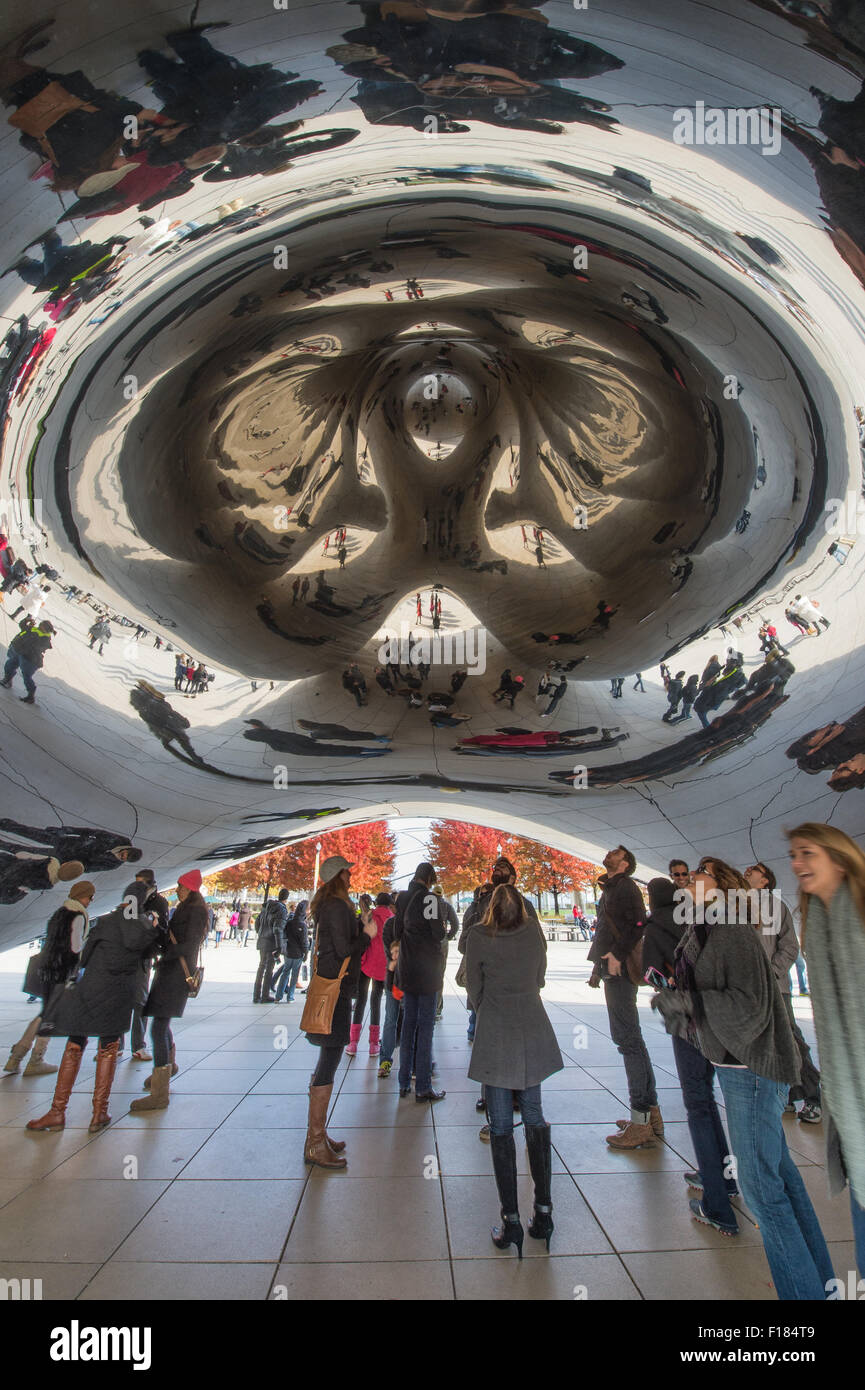 Visiteurs à Cloud Gate, le Bean, Chicago, Millennium Park Banque D'Images