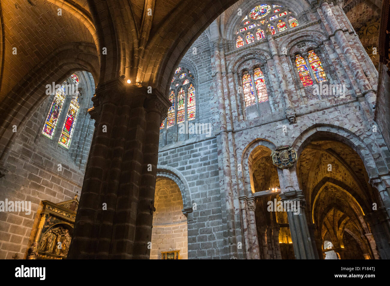 Avila, Espagne - 10 août 2015 : vue intérieure de Gothic Archs avec arabesque de la cathédrale d'Avila, une église romane et gothique ch Banque D'Images
