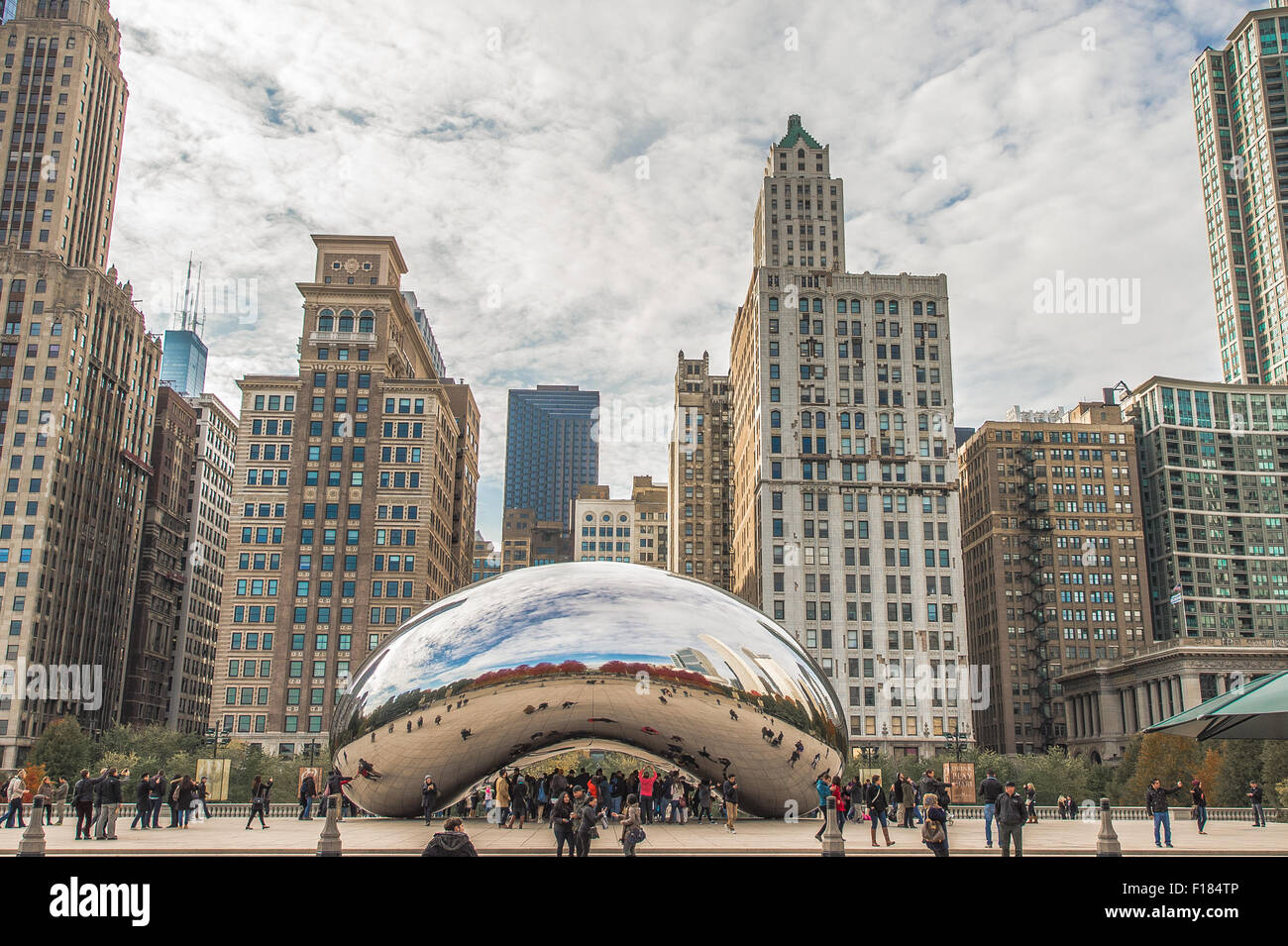 Cloud Gate, The Bean, Chicago, Millennium Park avec horizon derrière Banque D'Images